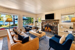 Smart TV, chimenea y oficina 
