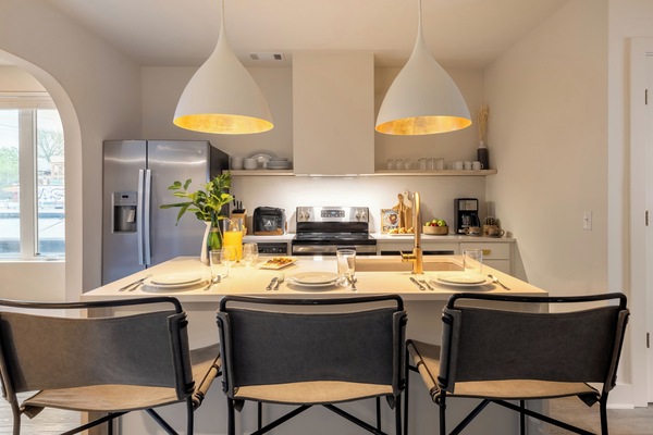 Réfrigérateur, four à micro-ondes, un four, surface de cuisson