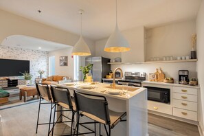 Geladeira, micro-ondas, fogão, cooktop