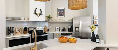 Kylskåp, ugn, spishäll och diskmaskin