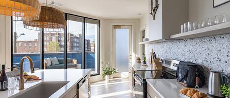 Fridge, oven, stovetop, dishwasher