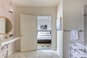 シャワー、ヘアドライヤー、タオル