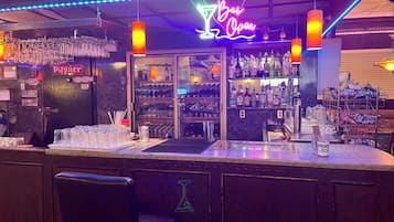 Bar (trong khuôn viên)