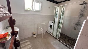 ヘアドライヤー、タオル、石鹸、トイレットペーパー