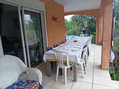 Outdoor dining. Chambre 5 Personnes. Petit Déjeuner Compris