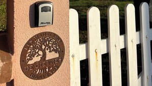 A brick wall with a brass plaque and a doorbell. - UNE Maison DE Famille A LA Campagne (Gièvres)
