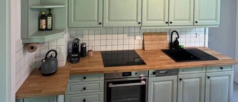Fridge, oven, stovetop, dishwasher