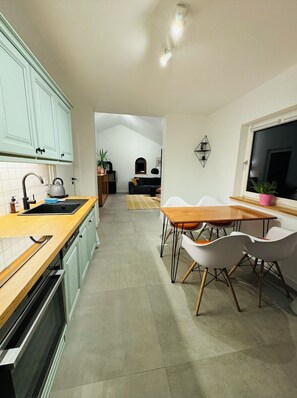 Kjøleskap, ovn, kokeplater og oppvaskmaskin