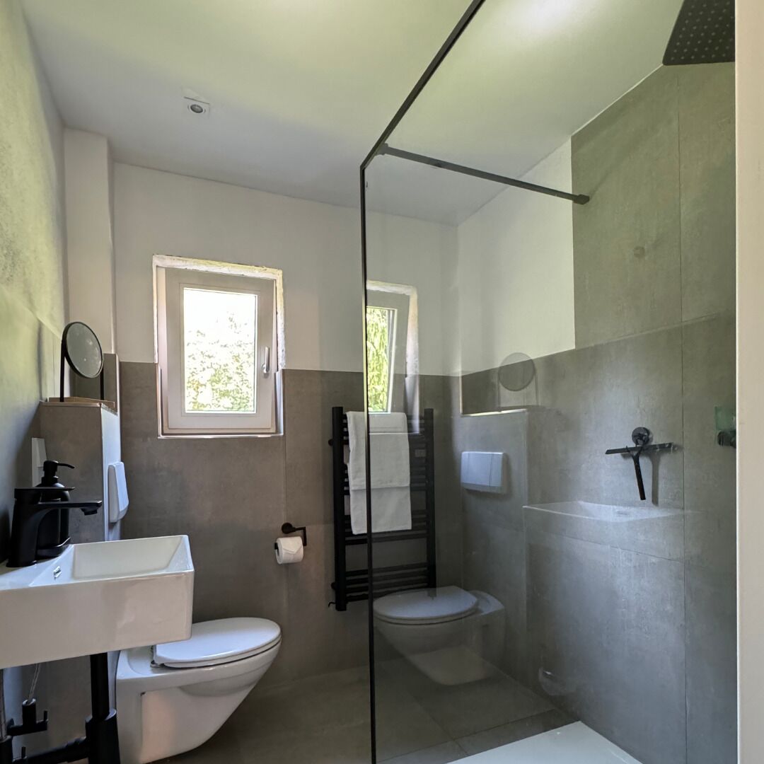Dusche, kostenlose Toilettenartikel, Haartrockner, Handtücher