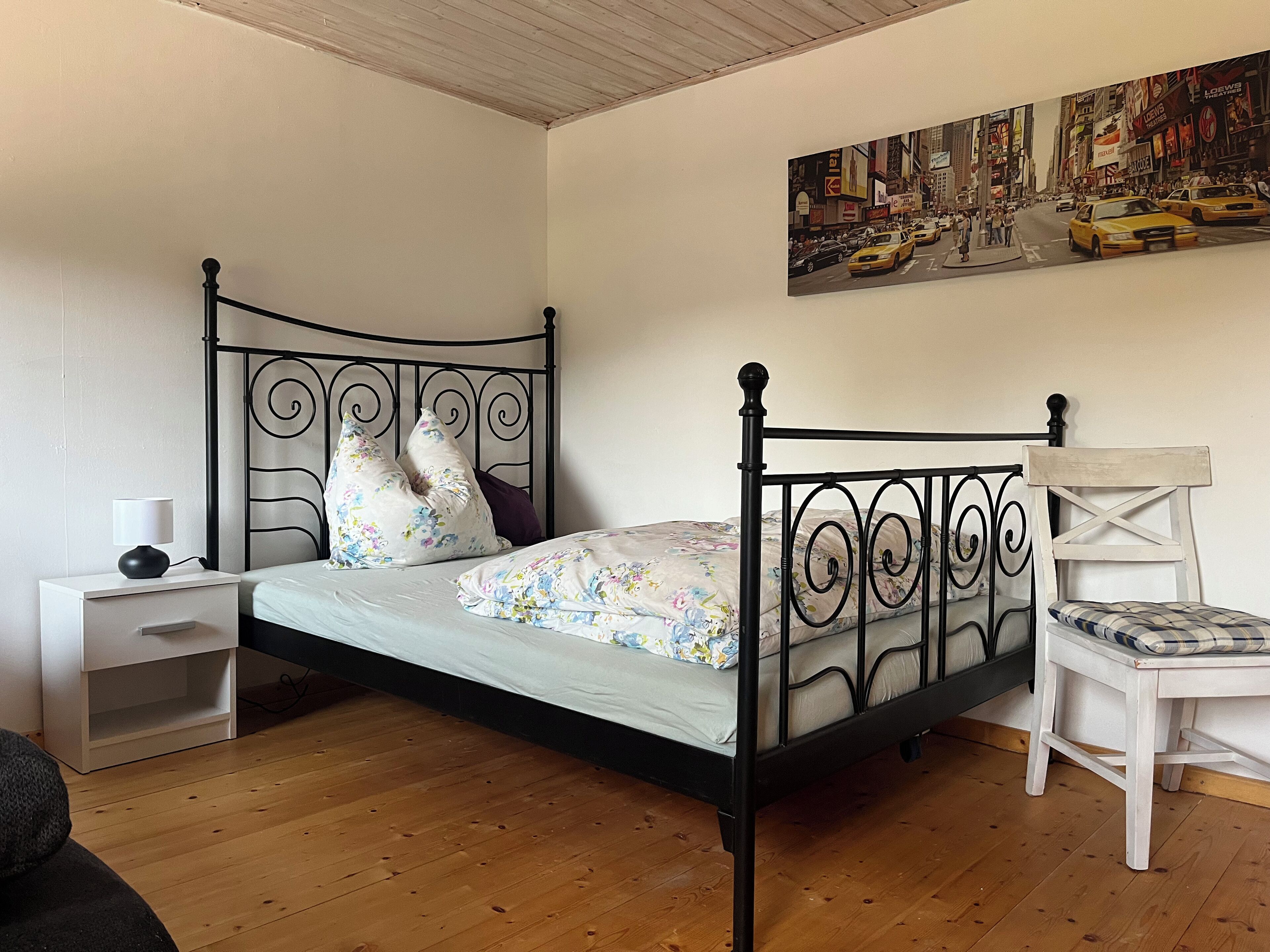 1 bedroom, bed sheets