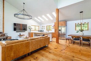 Smart TV, pebolim, livros, aparelho de som