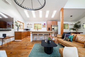 Smart TV, table football, books, stereo - Fabulous Home  w/ FP & hot tub in Stone Ridge (Stone Ridge)