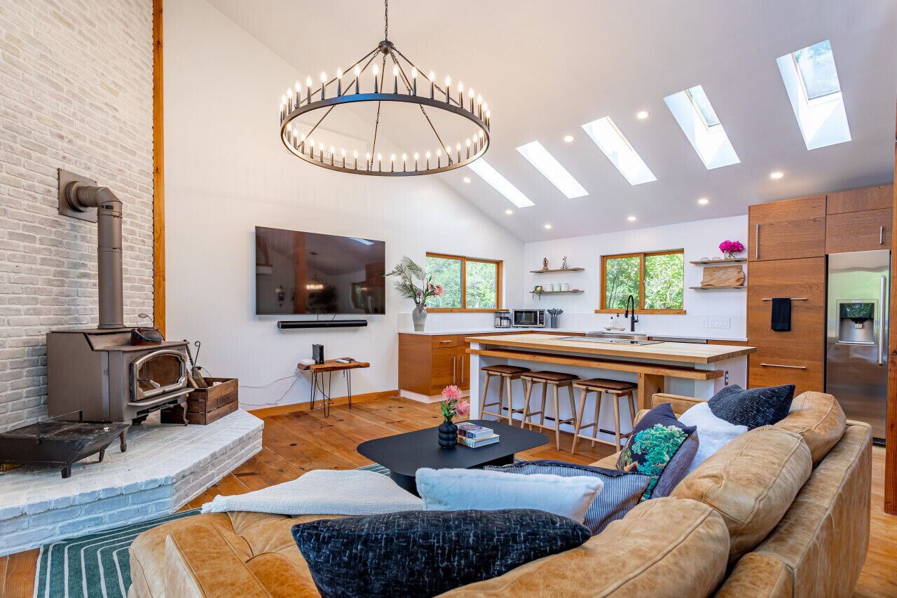 Smart-TV, fotballspill, bøker og stereoanlegg