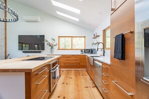 Fridge, microwave, oven, stovetop - Fabulous Home  w/ FP & hot tub in Stone Ridge (Stone Ridge)