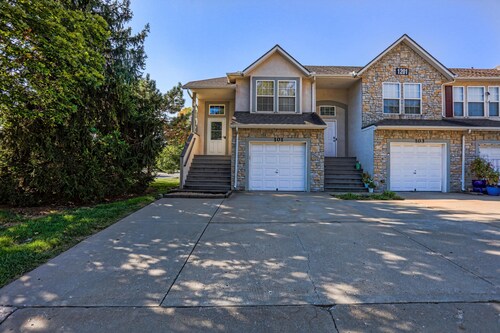 Olathe sleeping Beauty 3bdr And 2 baths. Long stay