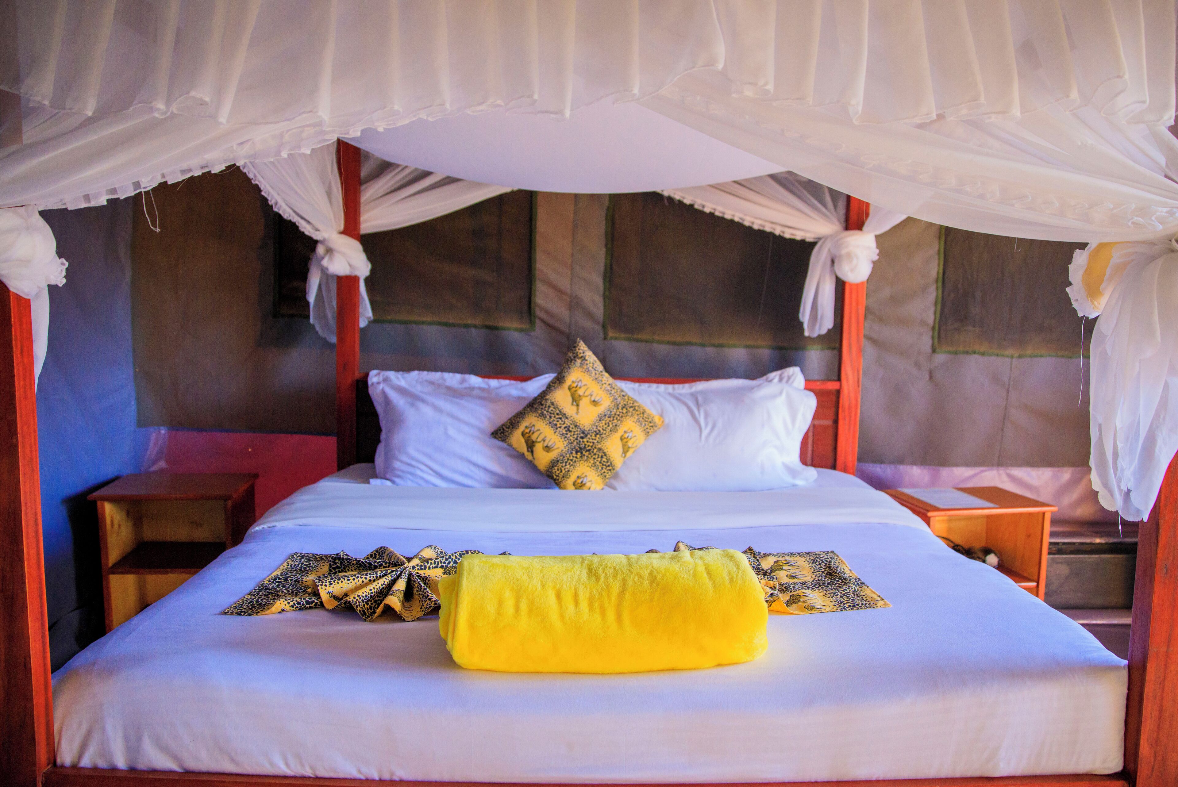 Escritorio, espacio para trabajar con laptop y wifi gratis 