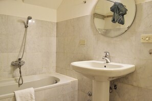 Apartment | Bathroom | Hair dryer, towels - Anzi32 (Como)