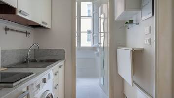 Kühlschrank, Mikrowelle, Herdplatte, Wasserkocher mit Kaffee-/Teezubehör