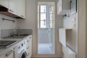 Kühlschrank, Mikrowelle, Herdplatte, Wasserkocher mit Kaffee-/Teezubehör