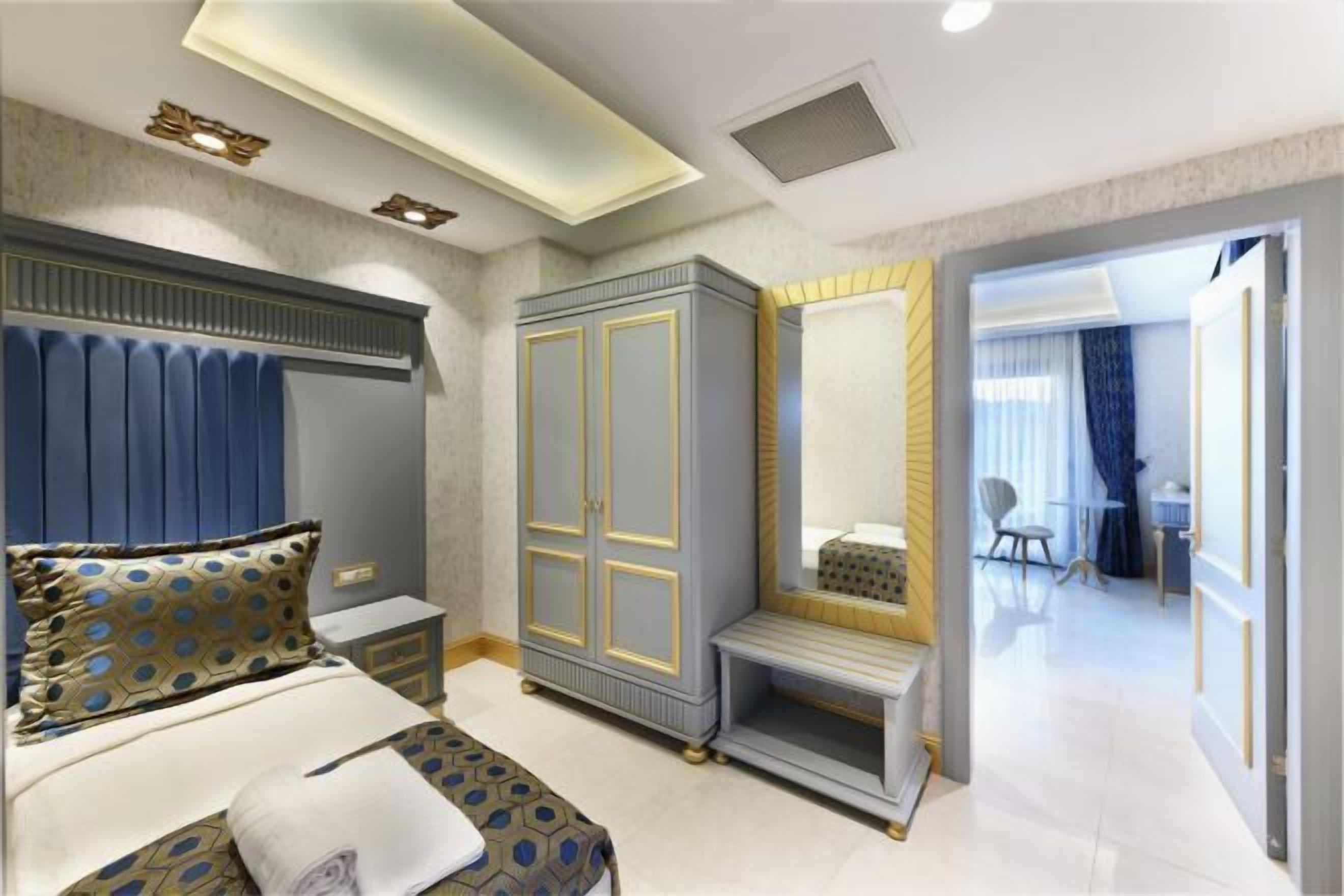 Safe på rommet, skrivebord og skrivebord for bærbar PC