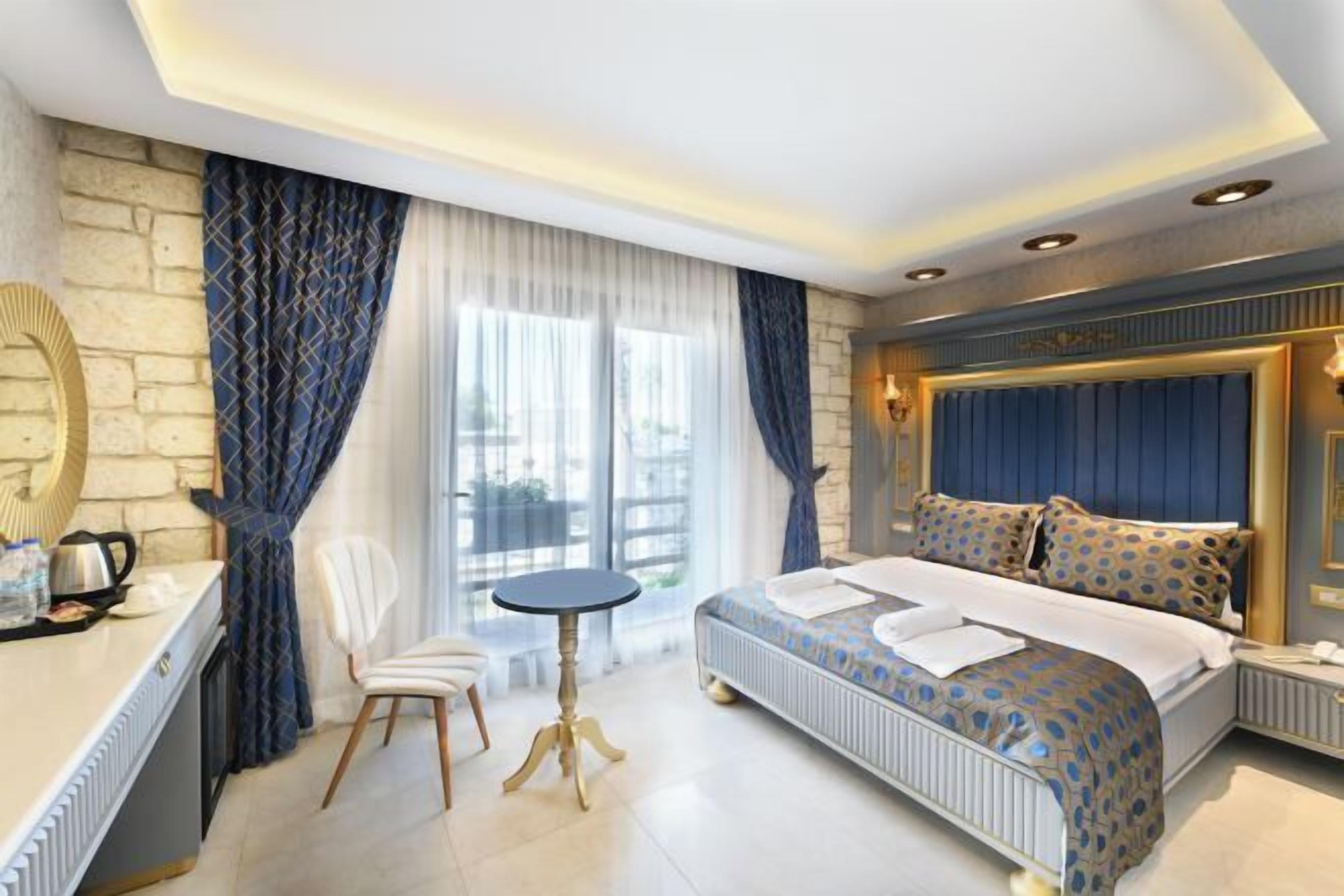 Safe på rommet, skrivebord og skrivebord for bærbar PC