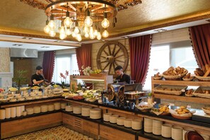 Se ofrece un desayuno continental (50 EUR por persona)