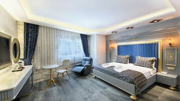 Standaard tweepersoonskamer | Een kluis op de kamer, een bureau, een laptopwerkplek