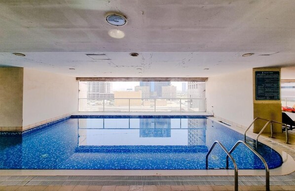 2 piscines intérieures