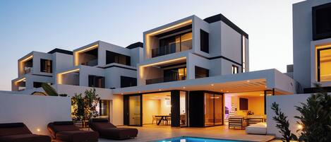 Lämmitetty uima-allas