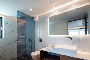 Een douche, een haardroger, handdoeken