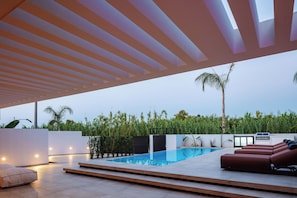 A modern outdoor pool area with a covered seating area and a poolside kitchen. - Nuera III: Modern 3BR Villa, 300m from the Beach (Chania)