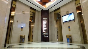 A spacious lobby with a high ceiling, a large digital display, and a modern design. - Shexiang Hongbin Hotel (Jingning)