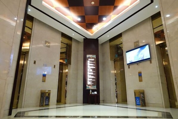 A spacious lobby with a high ceiling, a large digital display, and a modern design. - Shexiang Hongbin Hotel (Jingning)