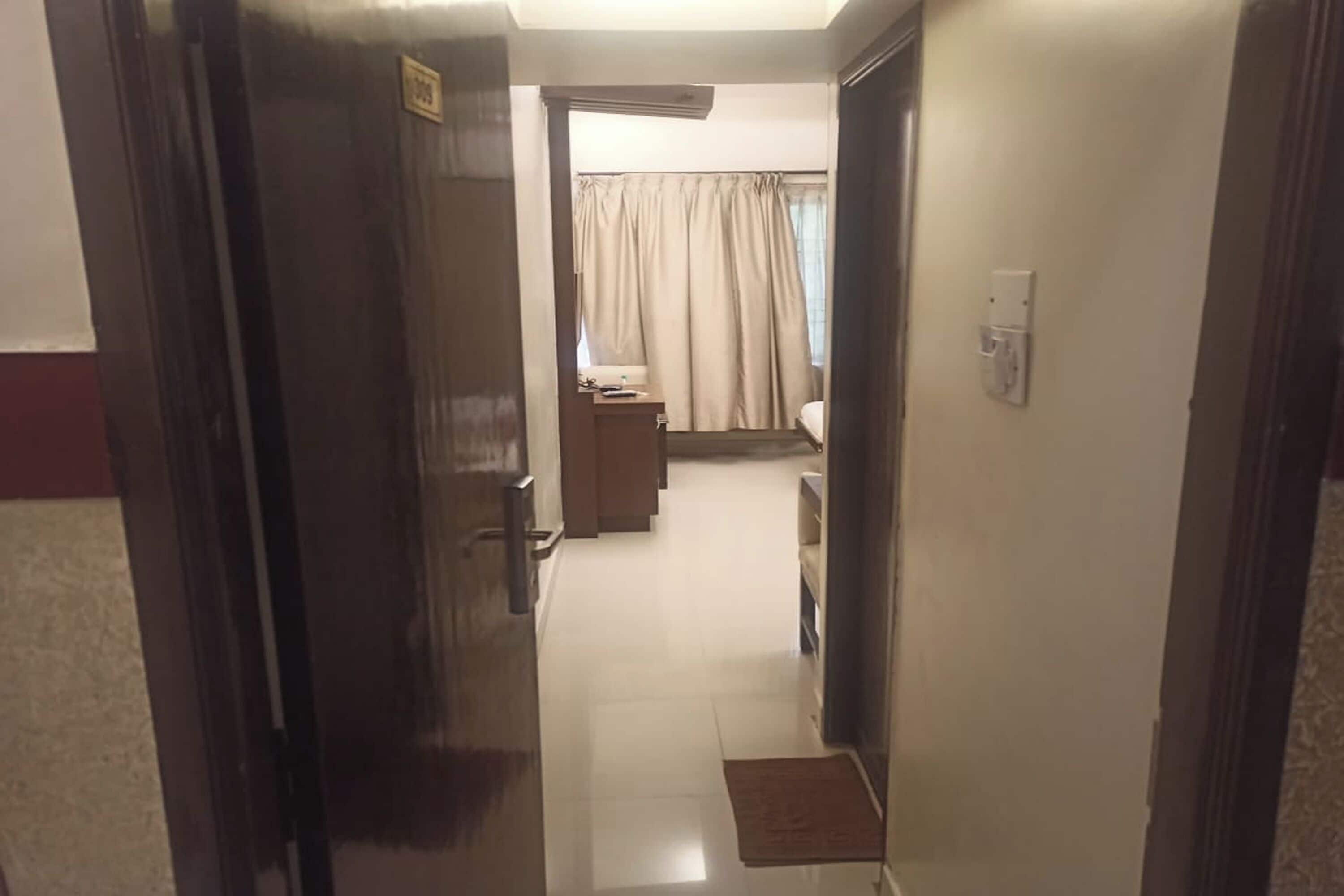 Deluxe AC | デスク、WiFi (無料)、ベッドシーツ