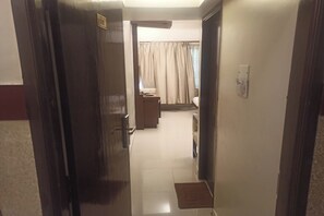 Deluxe AC | Escritorio, wifi gratis, ropa de cama