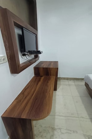 Habitación superior | Caja de seguridad en la habitación, escritorio y ropa de cama 