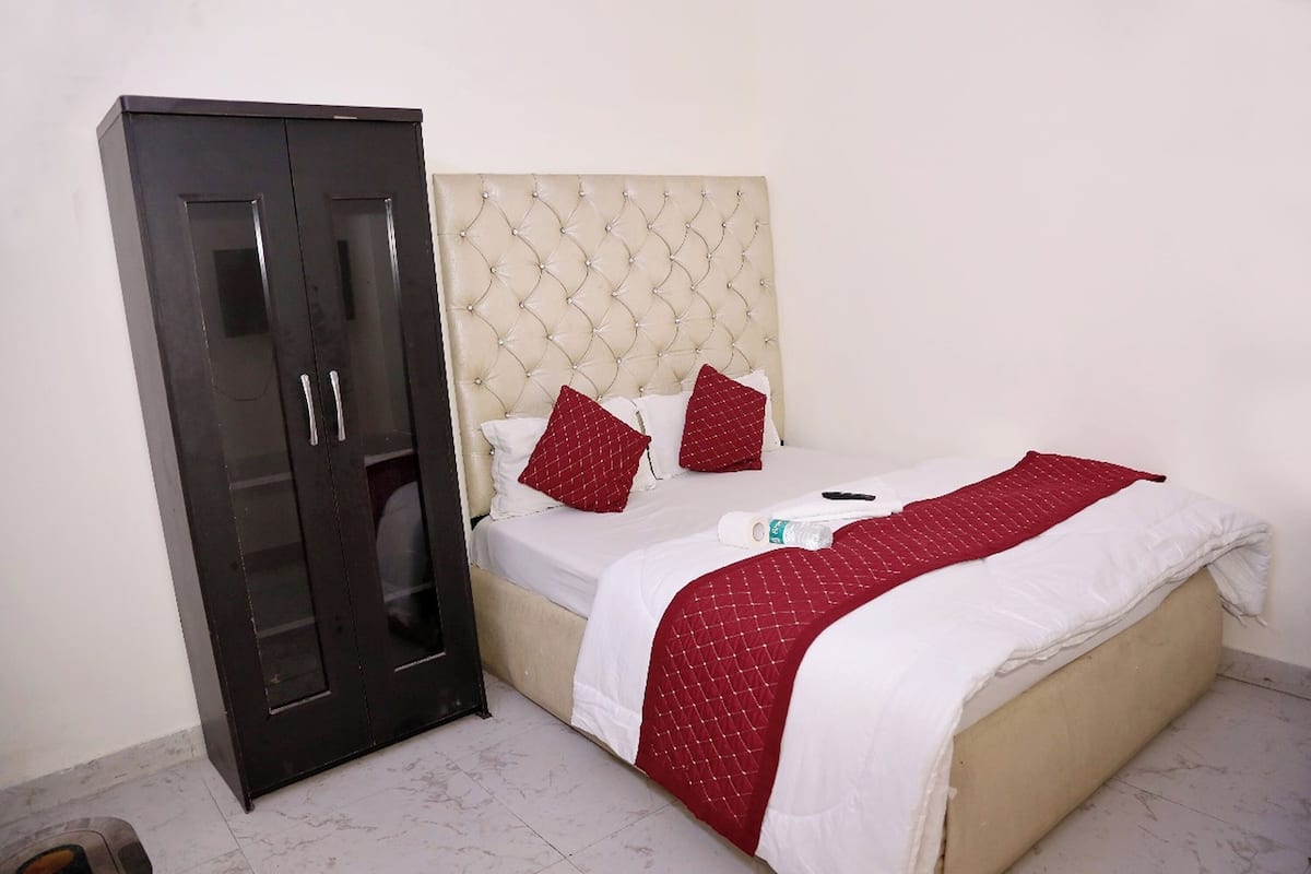 Deluxe Room | In-room safe, desk, bed sheets