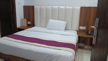 Quarto superior | Cofres nos quartos, escrivaninha, roupa de cama
