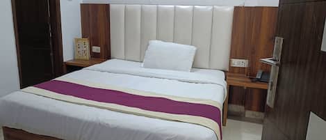 Superior Room | In-room safe, desk, bed sheets