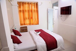 Habitación Deluxe | Caja de seguridad en la habitación, escritorio y ropa de cama 