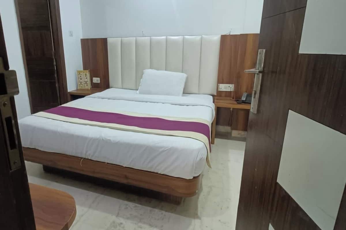 Superior Room | In-room safe, desk, bed sheets