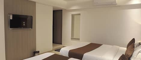 Deluxe Double Room | Desk, iron/ironing board, free WiFi, bed sheets