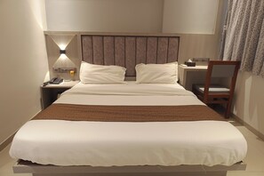 Desk, iron/ironing board, free WiFi, bed sheets - Hotel Preston (Mumbai)