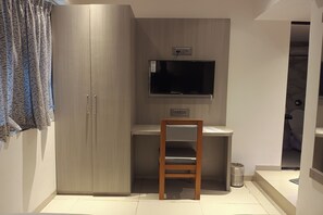 Deluxe Room | Meja, seterika/papan seterika, Wi-fi percuma, cadar katil 