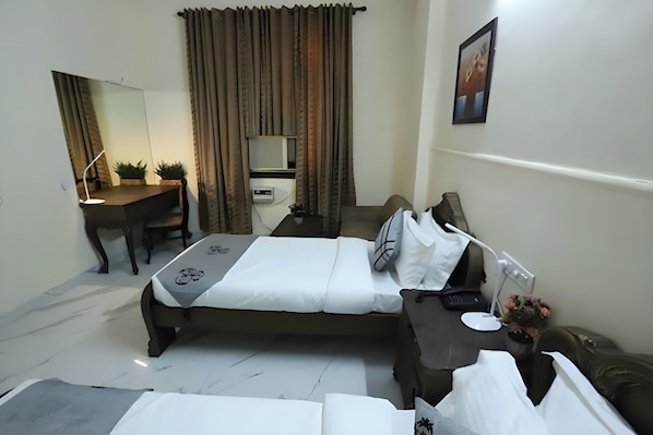 Standard Triple Room - Hotel Shree Sai Dham Near New Delhi Railway Station, Paharganj (New Delhi)