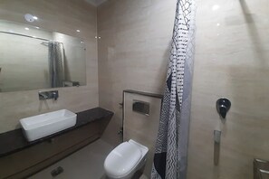 Shower, pancuran hujan, perlengkapan mandi gratis, dan handuk