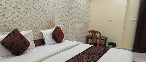 Deluxe Double Room | In-room safe, desk, rollaway beds (surcharge), WiFi (free)