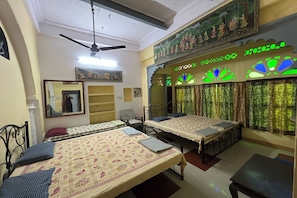 Family Room | Desk, free WiFi, bed sheets