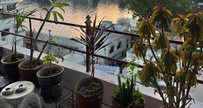 Nukkad Guest House Near Lake Pichola