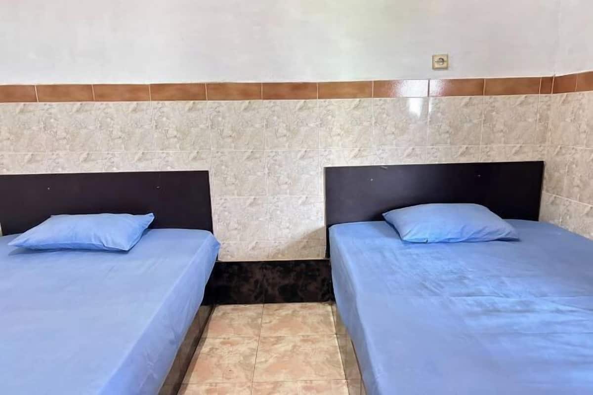 Een bureau, gratis wifi, beddengoed